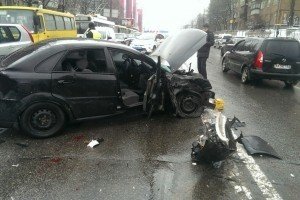 У Києві на хабарі майже 4 млн грн спіймали трьох податківців - один намагався втекти і спричинив ДТП