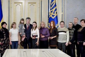 Порошенко нагородив посмертно "кіборгів", які загинули під час оборони Донецького аеропорту
