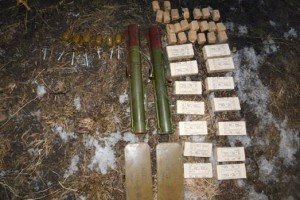 На Донеччині в покинутій будівлі виявили схрон з гранатометами та набоями