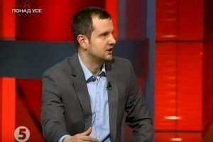 Експерт: Гривню може укріпити тільки зростання економіки, а не транші від МВФ