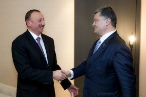 Порошенко і Алієв домовилися розвивати транспортні маршрути в напрямку Китаю та Ірану в обхід Росії