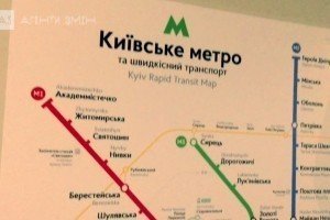 У вагонах київського метро почали розклеювати нові схеми