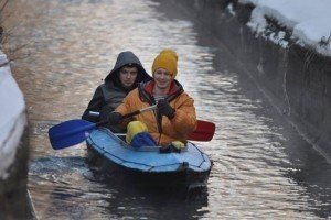 У Києві екстремали сплавилися по Либеді на байдарці (фото)