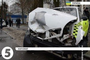 У Житомирі сталося ДТП за участі поліцейської автівки - двоє потрапили до лікарні