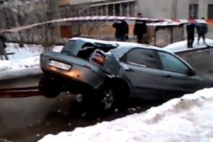 "Допомогли": російські комунальники розірвали автомобіль, який тонув у вимоїні