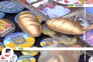 Новий столичний сувенір - золотий батон Януковича