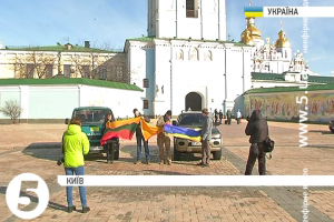 Благодійники передали на передову три автомобілі для бійців