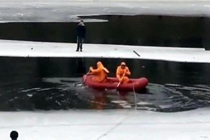 Столичні рятувальники зняли школяра з відірваної від берега крижини (фото, відео)