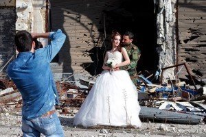 "Життя сильніше смерті": Молодята влаштували весільну фотосесію на тлі зруйнованого міста Хомс у Сирії