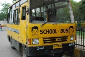 В Індії шкільний автобус зіткнувся з потягом, загинуло 13 дітей