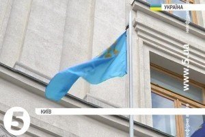 Біля МЗС на флагшток підняли кримськотатарський прапор