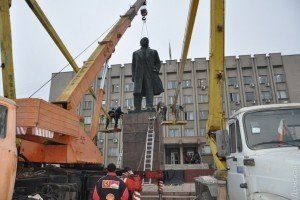 Ленінопад на Одещині: демонтаж пам'ятника тривав понад 5 годин