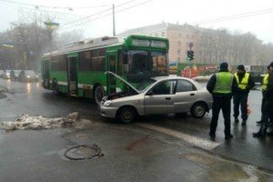 У Харкові зіткнулися тролейбус і легковик, є постраждалі