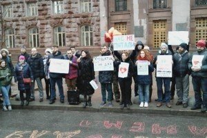 "Хрещатик для людей, а не для машин": кияни вийшли на акцію за повернення пішохідного Хрещатика