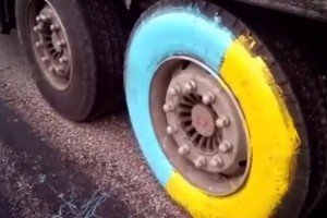 Російські фури уже не тільки зупиняють, а й українізовують: Активісти розмалювали вантажівку з РФ