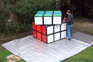 Британський дизайнер створив гігантський кубик Рубіка (відео)