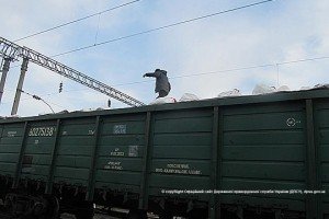 На Одещині чоловік намагався перетнути кордон на даху вантажного потяга (фото)