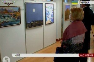 У Софії Київській влаштували виставку картин, які продаватимуть на благодійному аукціоні