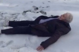Американка відсвяткувала своє 85-річчя, зробивши "снігового янгола"