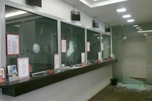 Поліція відкрила справи за кидання камінням у "Сбєрбанк" та офіс Ахметова