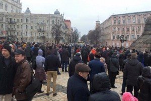 На Софійській площі близько тисячі людей мітингують на підтримку патрульної поліції