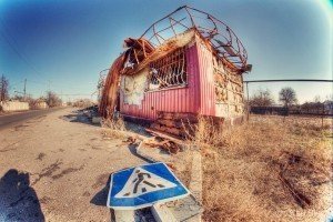 "Може, через роки сюди повернуться люди, а може, ні" - прифронтова Станиця Луганська у світлинах