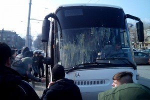 У Запоріжжі автобус "захисників" пам'ятника Леніну закидали яйцями