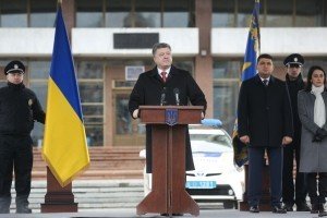 Порошенко: У роботі Нацполіції є недоліки, але всі переконалися, що поліцейський хабара не бере