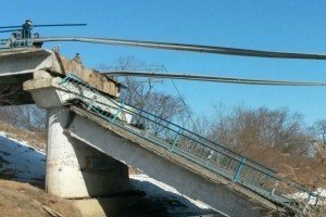У Росії на трасі "Владивосток-Находка" завалився міст: так водій вантажівки вирішив скоротити дорогу