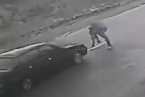 У мережі з’явилося відео, як житель Закарпаття потрапляє під авто, щоб врятувати 4-річного хлопчика