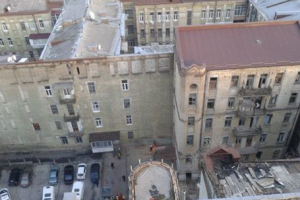 У центрі Києва обвалилась будівля, під завалами кілька людей