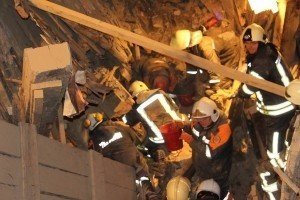Рятувальники вже кілька годин не можуть дістати двох людей з-під завалів у центрі Києва