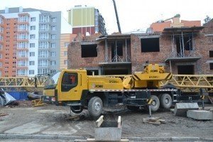 На Київщині впав баштовий кран, є жертви