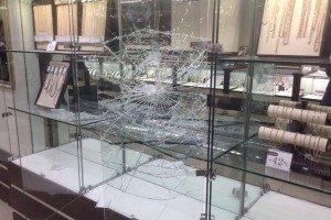 У Запоріжжі озброєна група в масках пограбувала ювелірний магазин