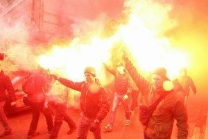 Активісти "Азову" з фаєрами пікетують слідчий ізолятор СБУ 