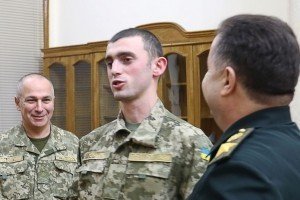 Полторак нагородив бійця, який в рукопашному бою переміг і затримав небезпечного убивцю