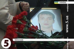 Близько 300 людей прийшли попрощатися з бійцем АТО Олегом Бондаренком у Миколаєві