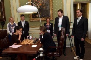 Претендентки на шахову корону отримали вітання зі святом весни і провели напружену партію