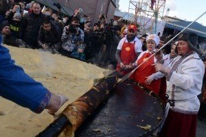 На Масляну в центрі Москви згорів триметровий млинець, та глядачі все одно його з'їли