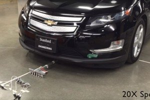Купка крихітних роботів зрушила з місця автомобіль