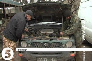 Вінницькі волонтери ремонтують п'яту автівку для бійців