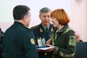 "Спілкуючись з волонтерами, я розумію, що у нас все буде добре!" - Полторак вручив знаки пошани 19 волонтерам