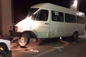 У Запоріжжі маршрутка врізалася в опору моста