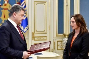 Президент передав дружині Георгія Гонгадзе найвищу державну нагороду