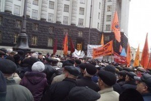 Під Кабміном на акцію протесту зібралися чорнобильці - перекрили рух транспорту