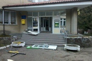 Вибух у поліклініці на Івано-Франківщині: невідомий намагався пограбувати банкомати