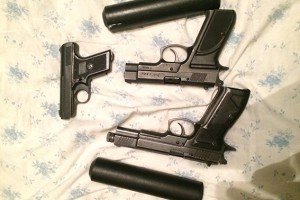 Поліція вилучила у підозрюваного в розбійному нападі арсенал зброї в орендованій квартирі