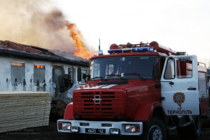 У Тернополі троє людей постраждали через пожежу у столярному цеху 
