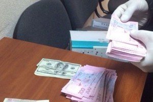 СБУ схопила черкаського посадовця, який вимагав гроші від студента 