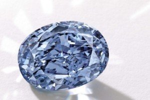 У Гонконгу за рекордну ціну продали один із найбільших у світі овальних блакитних діамантів